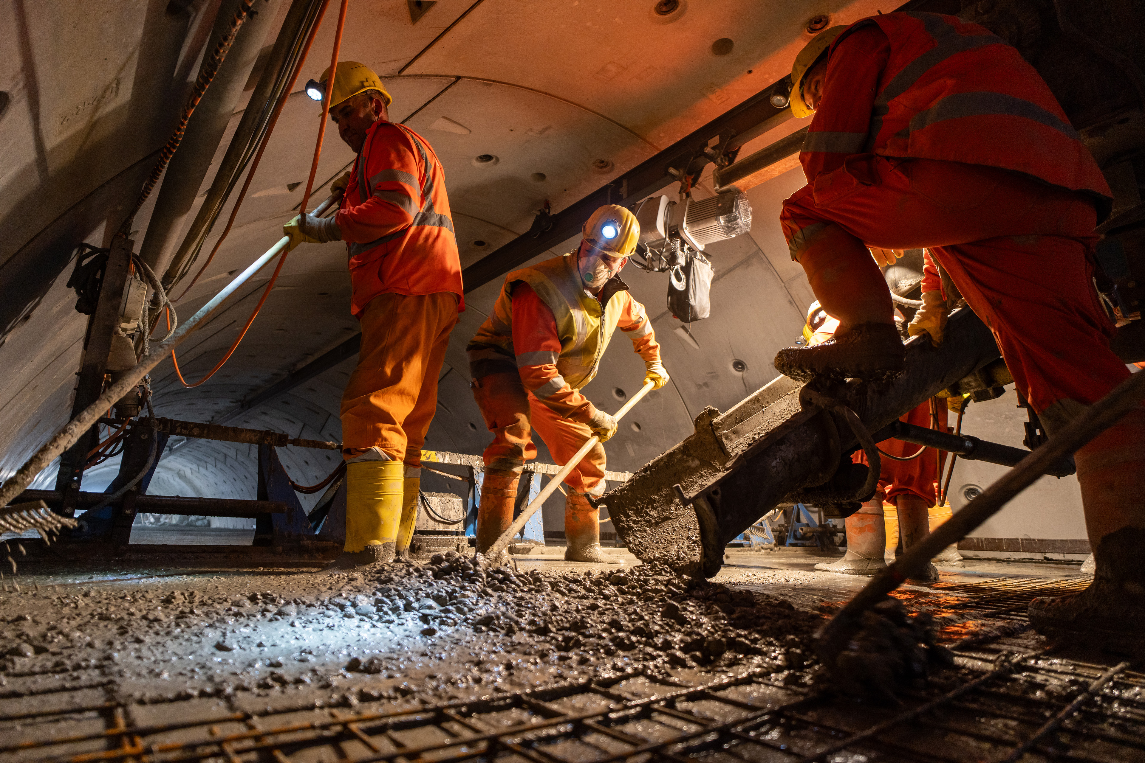 Arbeiter beim Ausbau des oberen Teils des Sicherheitsstollens des Kerenzerbergtunnels für den Abzug von Rauchgasen. Mehr lesen >